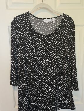 Susan Graver  Black & White Dot Scoop Neck Tunic.  Size Small.